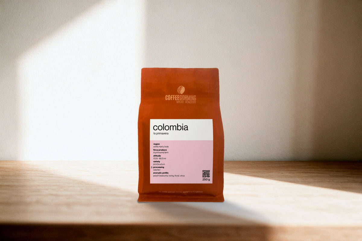 Il sacchetto CoffeeStorming della Colombia La Primavera con l'etichetta in vista: regione, altitudine, varieta', processo e profilo aromatico