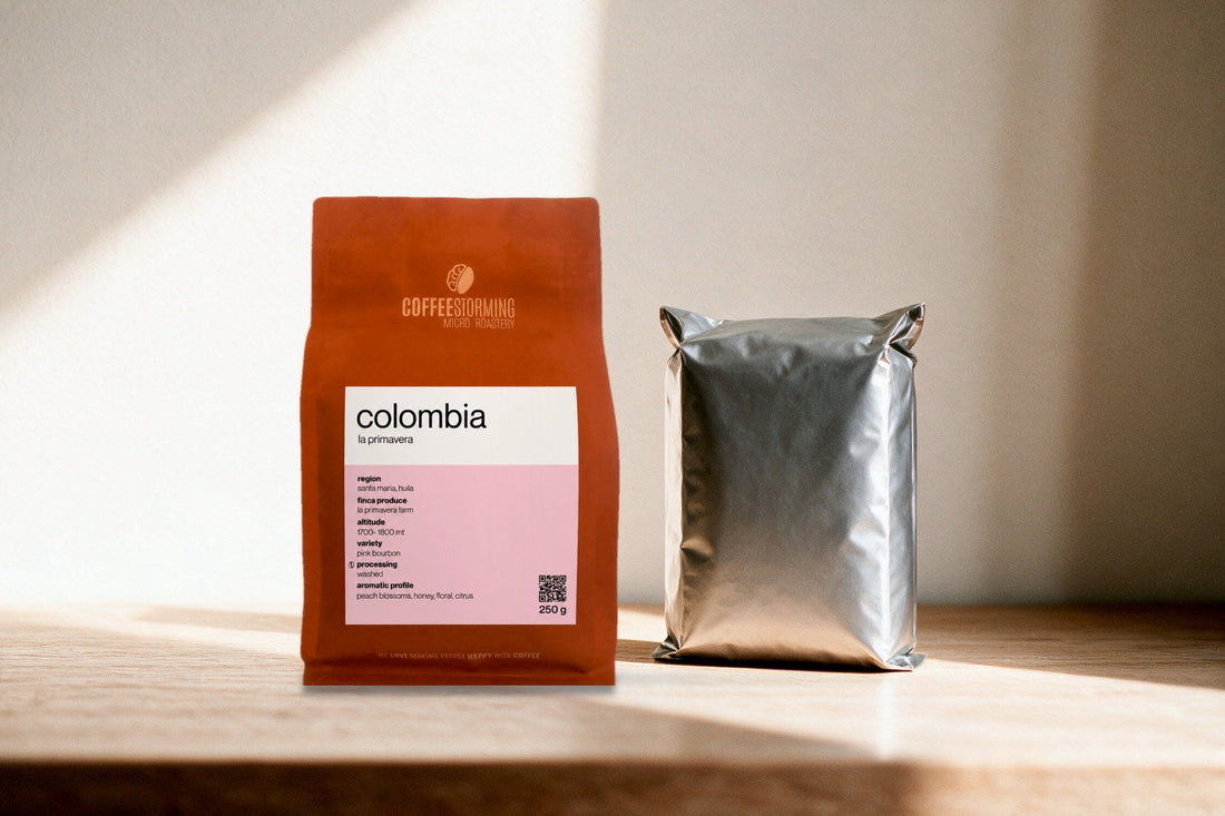 Il sacchetto CoffeeStorming con l'etichetta che dichiara origine, altitudine e processo, accanto a un mattoncino di caffe' industriale sottovuoto senza scritte