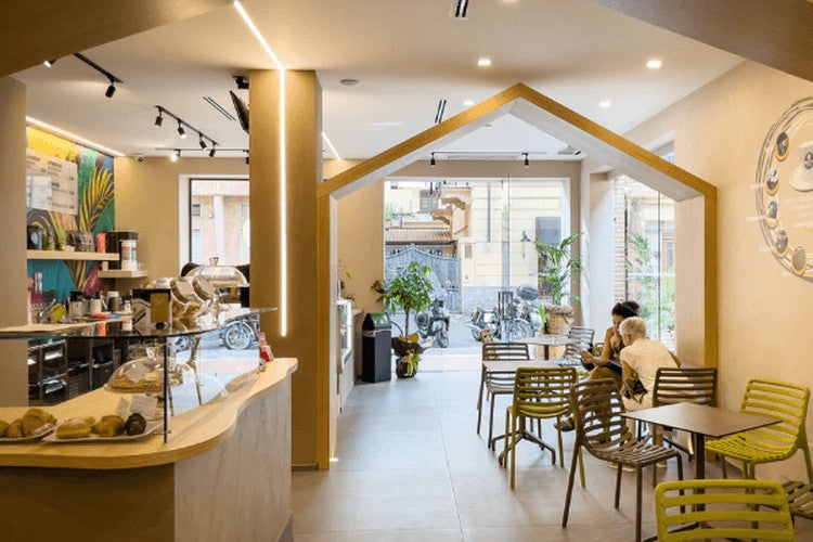 L'interno del locale CoffeeStorming ad Albenga