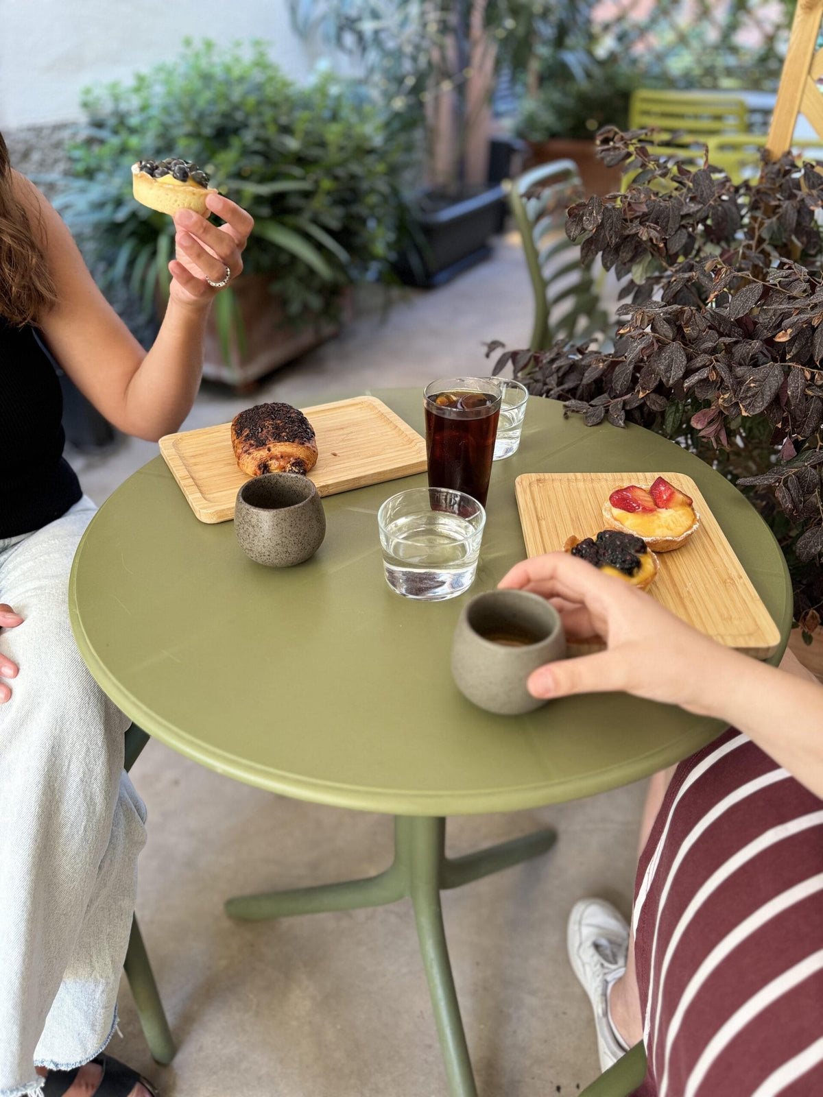 A CoffeeStorming table in Albenga with coffee, cold brew and pastries