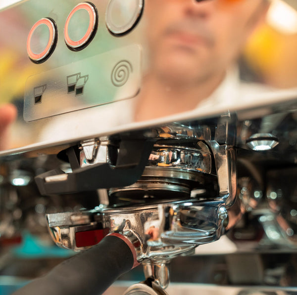 Un barista alla macchina espresso